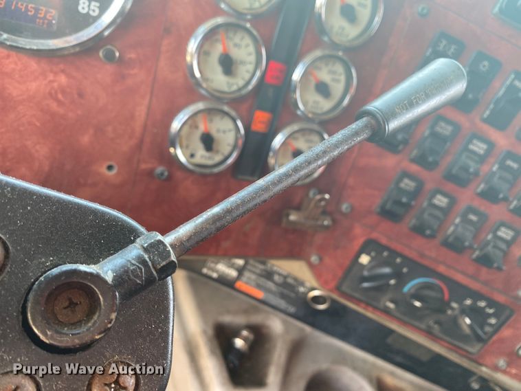 image for item HG9121 2003 International 9900i  semi truck