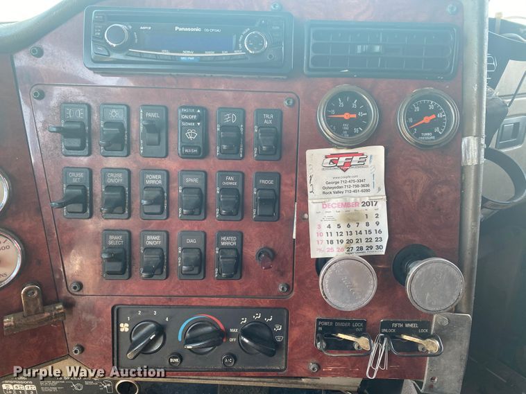 image for item HG9121 2003 International 9900i  semi truck