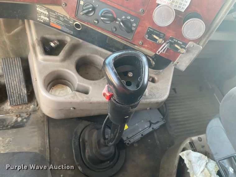 image for item HG9121 2003 International 9900i  semi truck