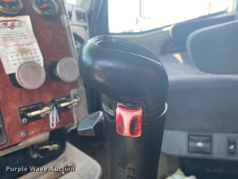 image for item HG9121 2003 International 9900i  semi truck