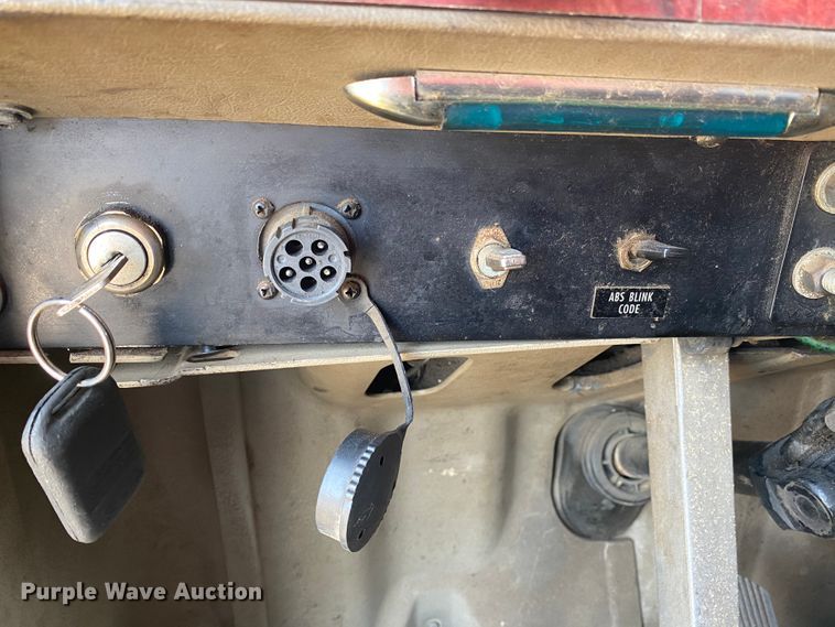 image for item HG9121 2003 International 9900i  semi truck