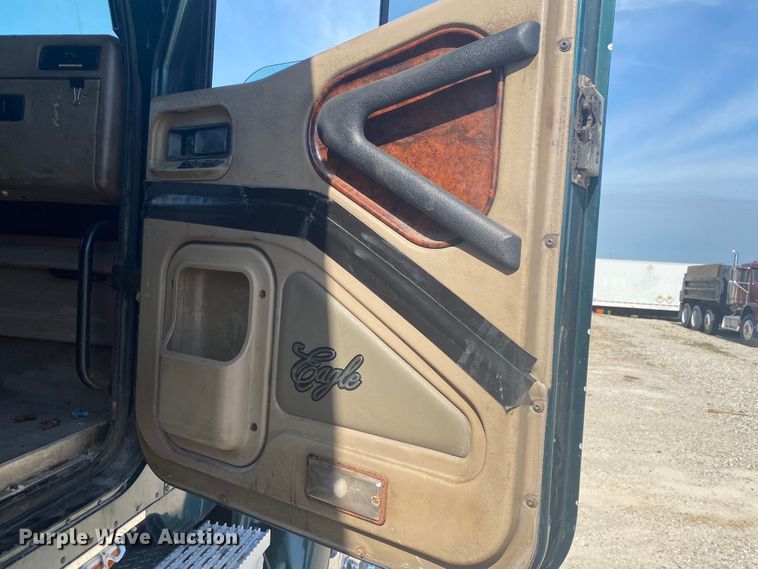 image for item HG9121 2003 International 9900i  semi truck