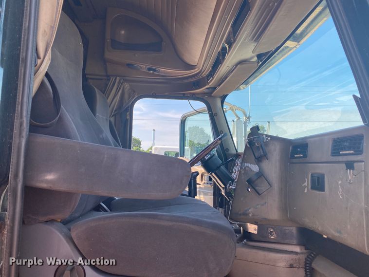 image for item HG9121 2003 International 9900i  semi truck