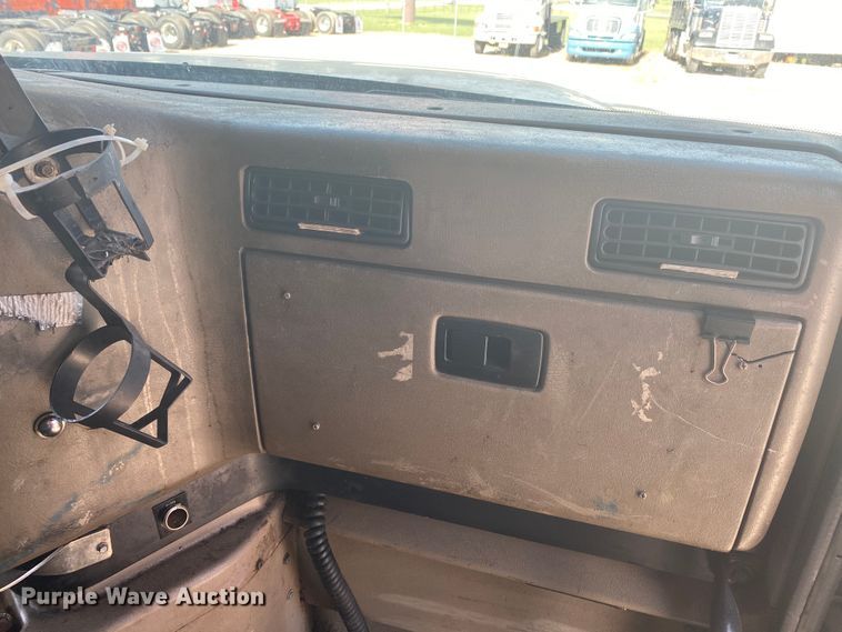 image for item HG9121 2003 International 9900i  semi truck