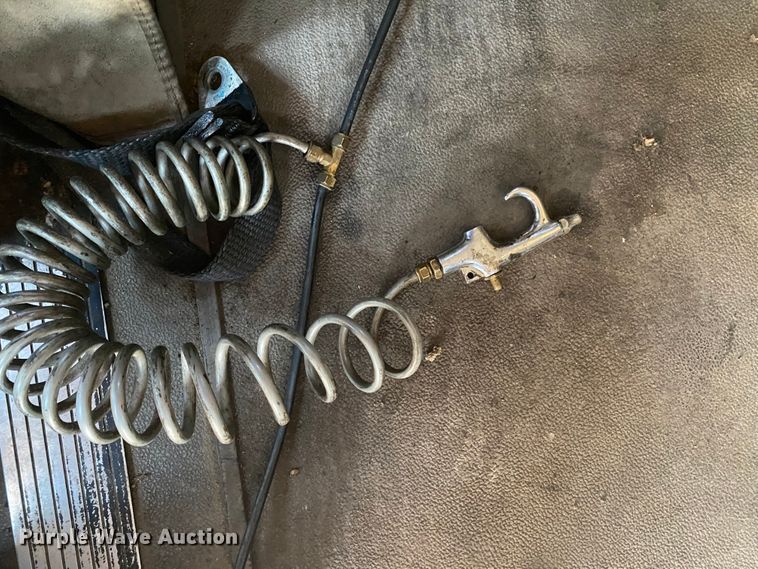 image for item HG9121 2003 International 9900i  semi truck