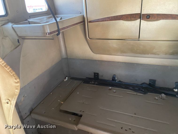 image for item HG9121 2003 International 9900i  semi truck