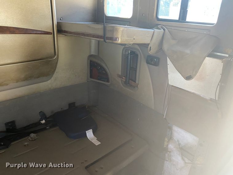 image for item HG9121 2003 International 9900i  semi truck