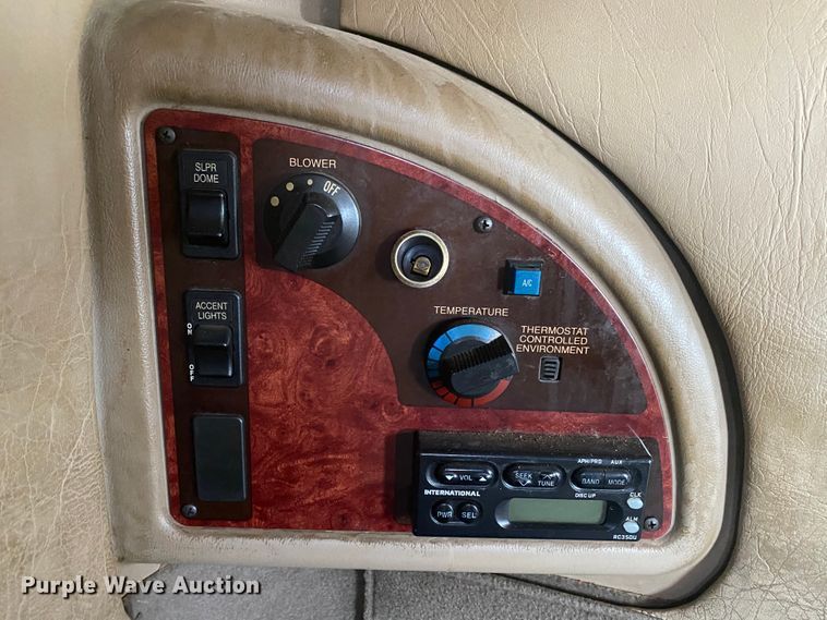 image for item HG9121 2003 International 9900i  semi truck