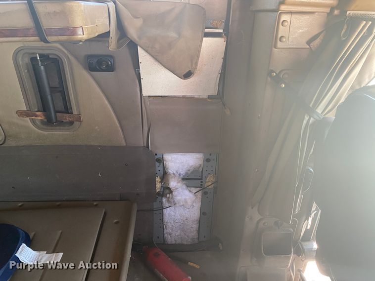 image for item HG9121 2003 International 9900i  semi truck