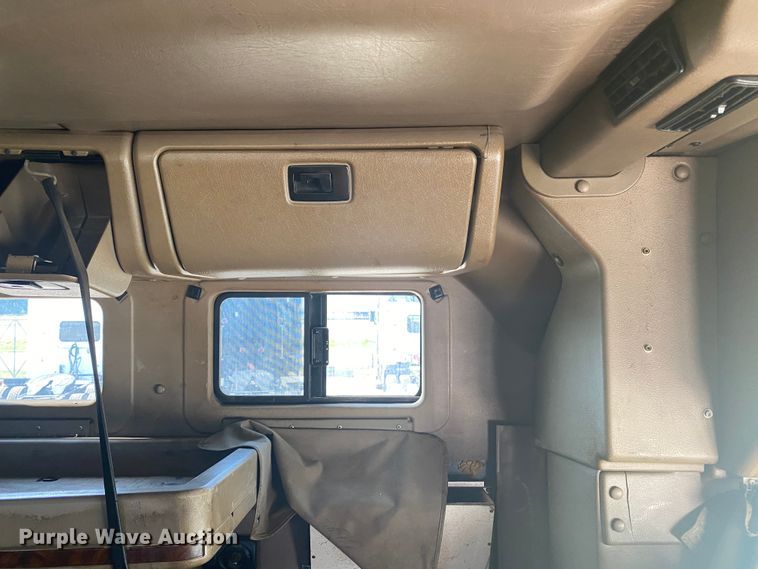 image for item HG9121 2003 International 9900i  semi truck