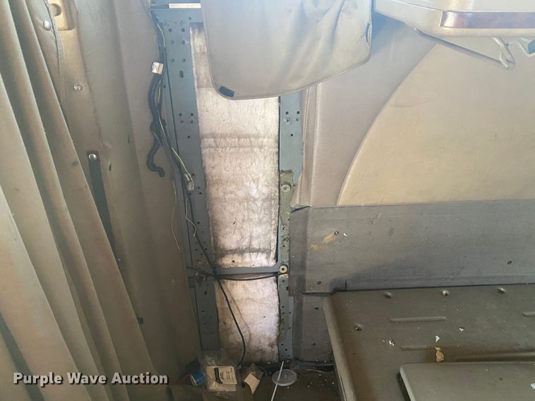 image for item HG9121 2003 International 9900i  semi truck