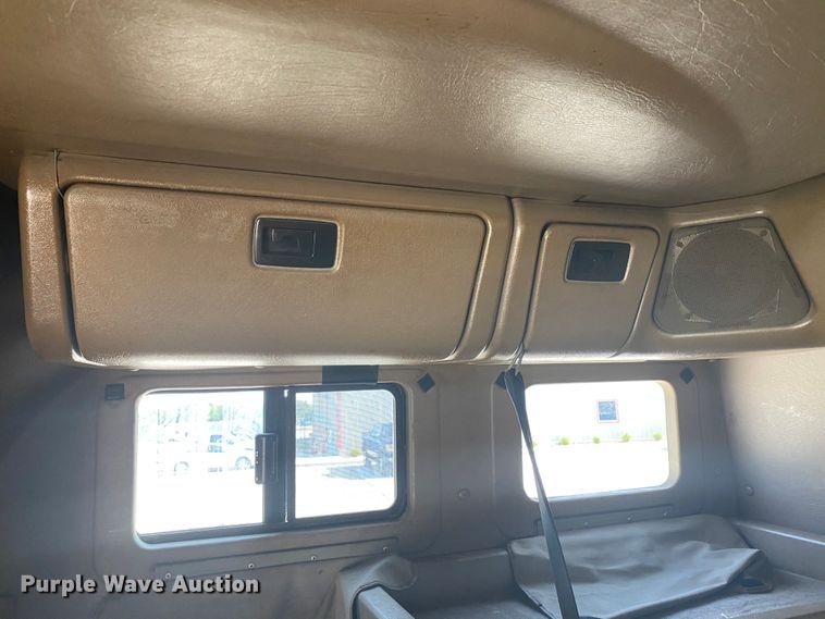 image for item HG9121 2003 International 9900i  semi truck