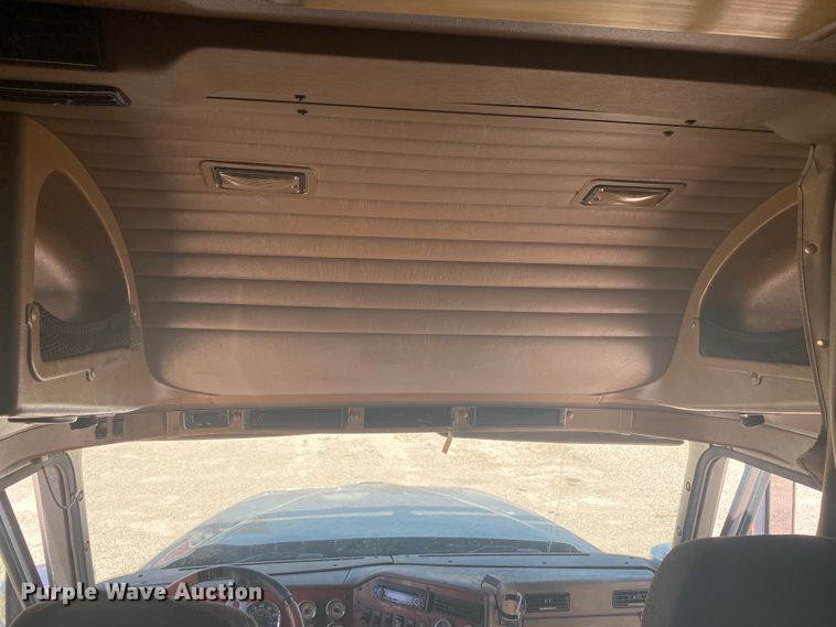 image for item HG9121 2003 International 9900i  semi truck