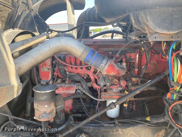 image for item HG9121 2003 International 9900i  semi truck