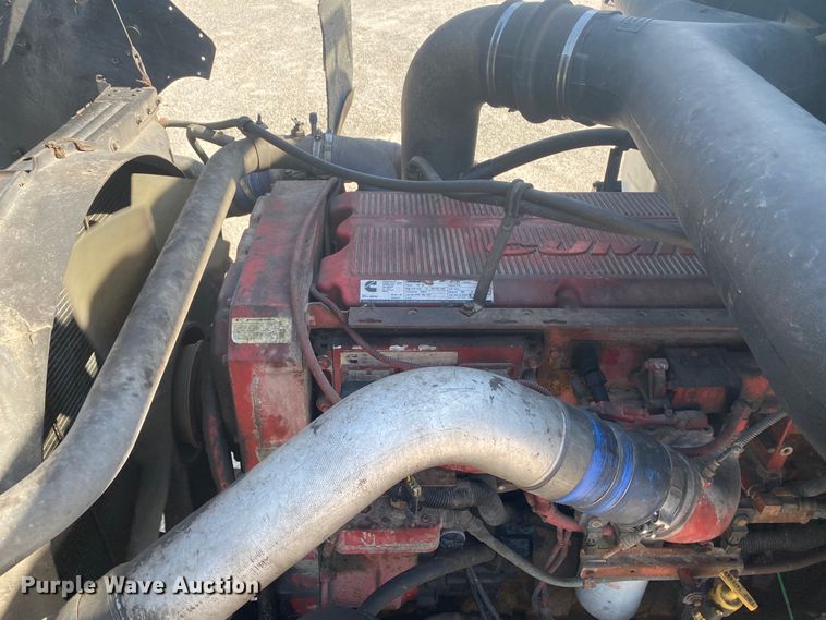 image for item HG9121 2003 International 9900i  semi truck