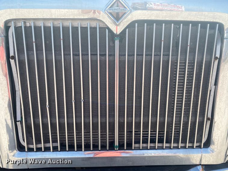 image for item HG9121 2003 International 9900i  semi truck