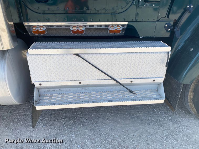 image for item HG9121 2003 International 9900i  semi truck