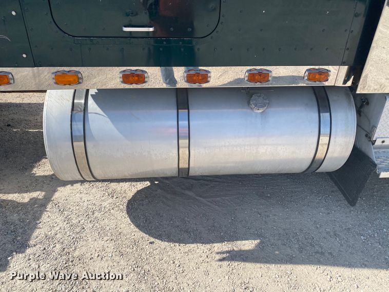 image for item HG9121 2003 International 9900i  semi truck