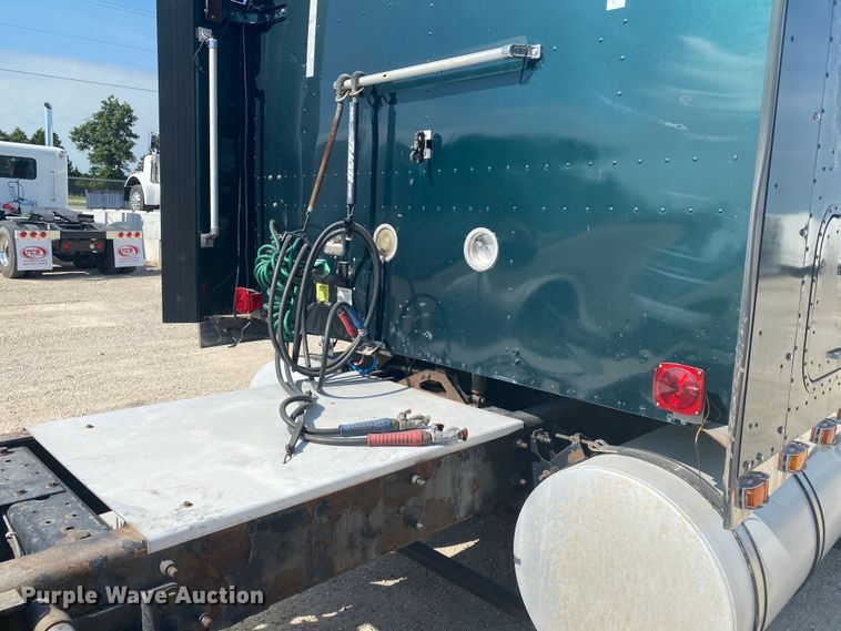 image for item HG9121 2003 International 9900i  semi truck