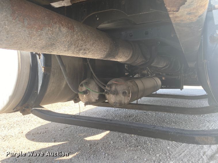 image for item HG9121 2003 International 9900i  semi truck