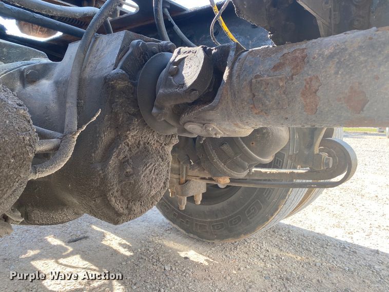 image for item HG9121 2003 International 9900i  semi truck