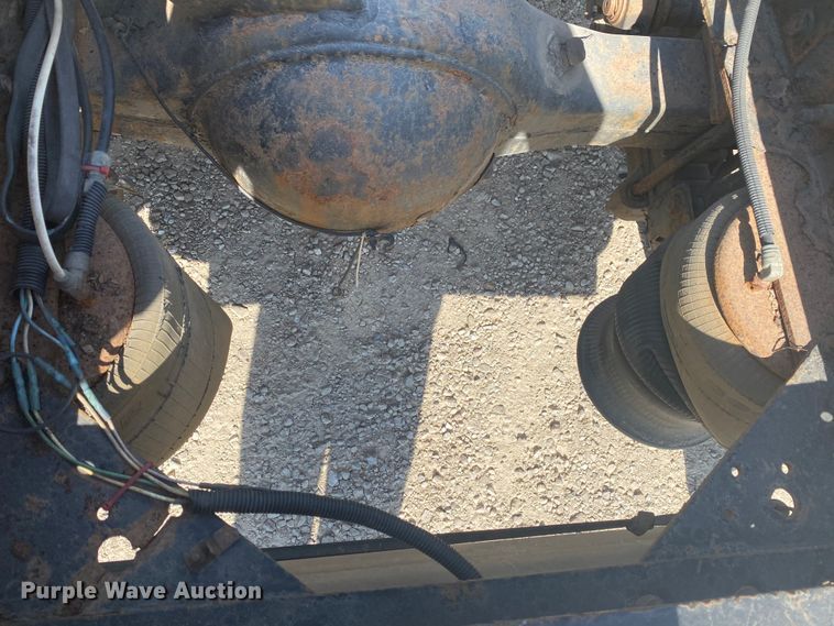 image for item HG9121 2003 International 9900i  semi truck