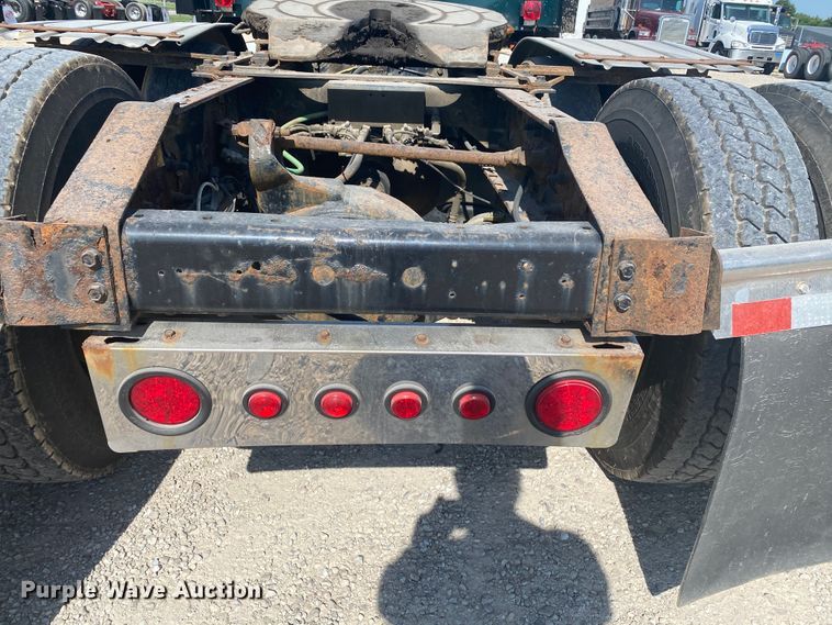 image for item HG9121 2003 International 9900i  semi truck