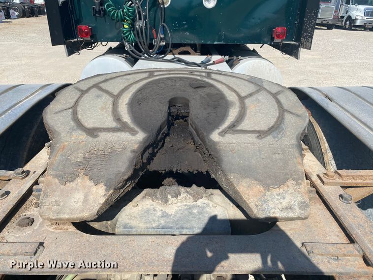 image for item HG9121 2003 International 9900i  semi truck