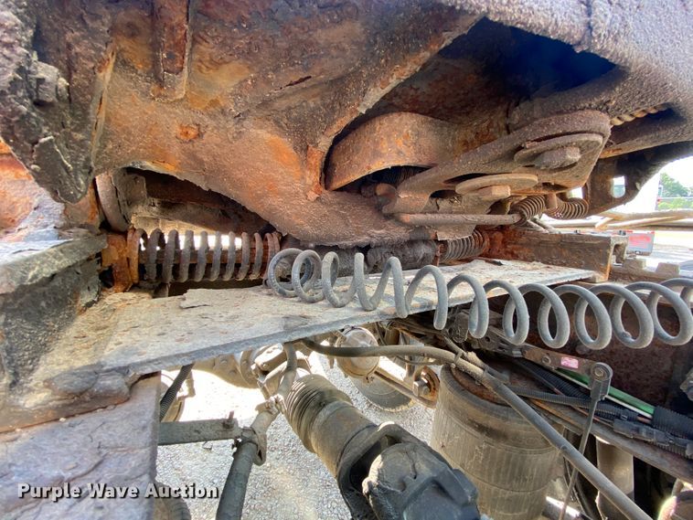 image for item HG9121 2003 International 9900i  semi truck