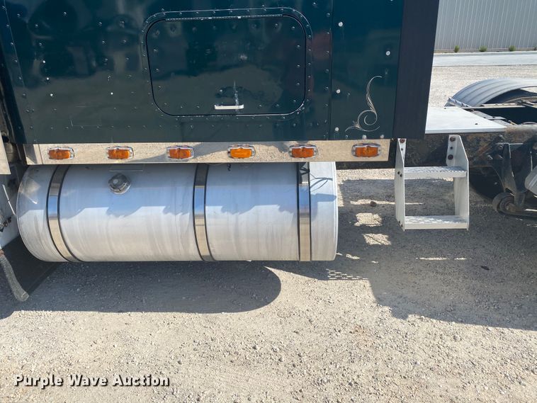 image for item HG9121 2003 International 9900i  semi truck