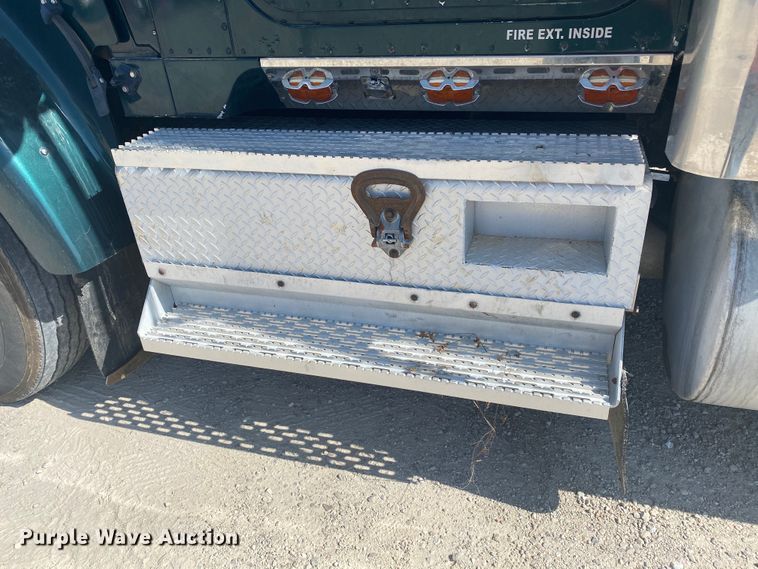 image for item HG9121 2003 International 9900i  semi truck