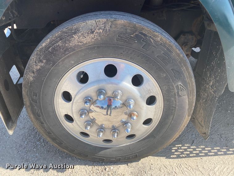 image for item HG9121 2003 International 9900i  semi truck