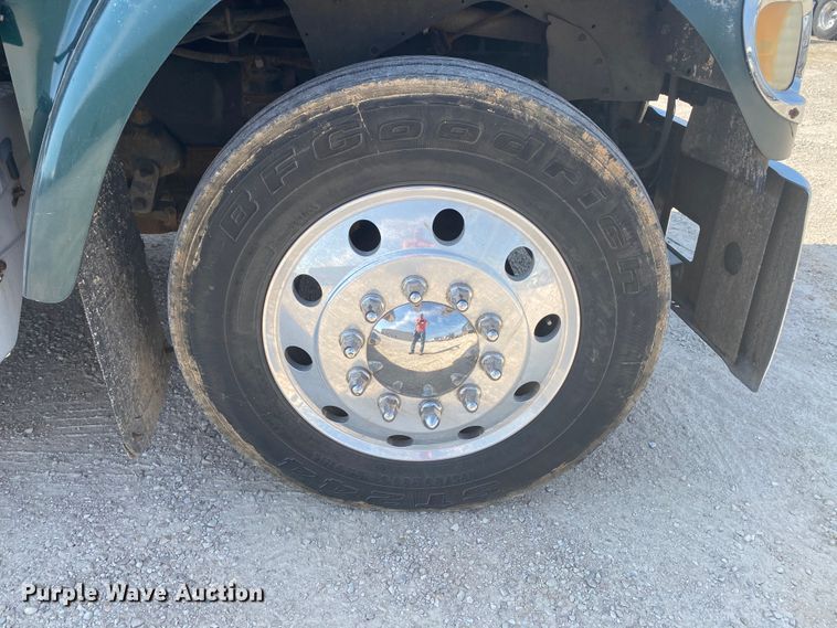 image for item HG9121 2003 International 9900i  semi truck