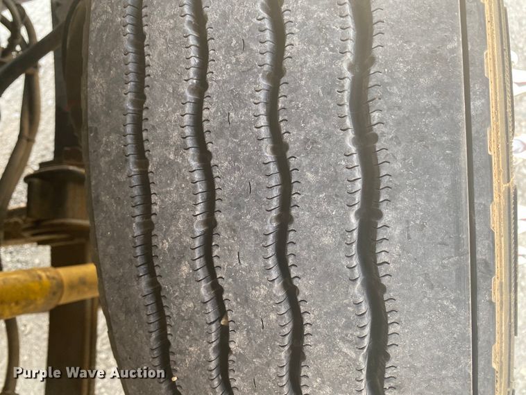 image for item HG9121 2003 International 9900i  semi truck