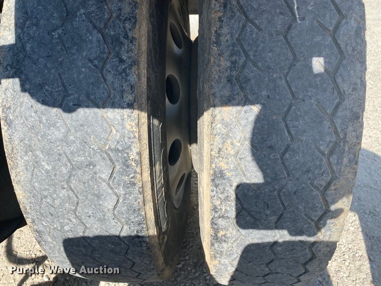 image for item HG9121 2003 International 9900i  semi truck