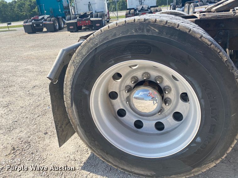 image for item HG9121 2003 International 9900i  semi truck