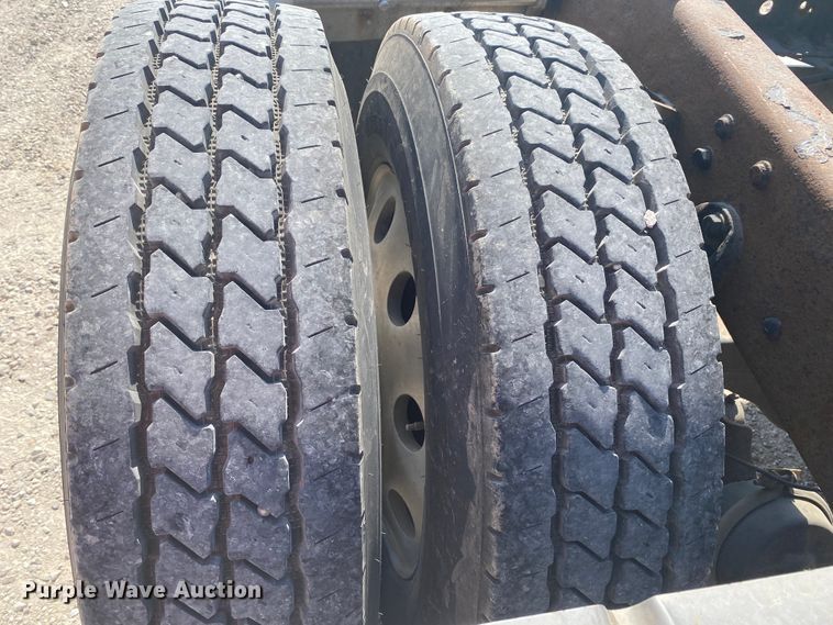 image for item HG9121 2003 International 9900i  semi truck