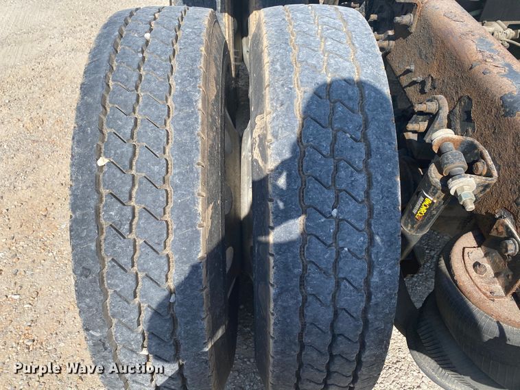 image for item HG9121 2003 International 9900i  semi truck