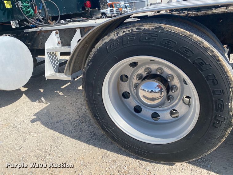 image for item HG9121 2003 International 9900i  semi truck