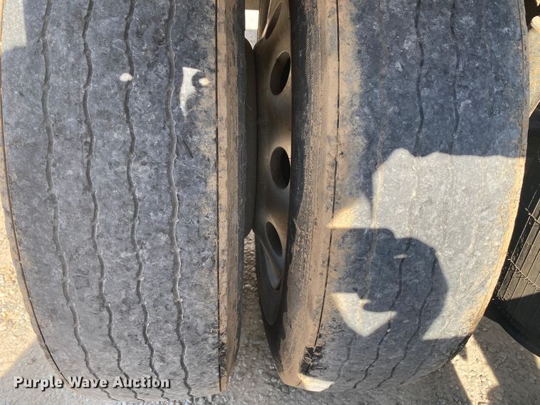 image for item HG9121 2003 International 9900i  semi truck