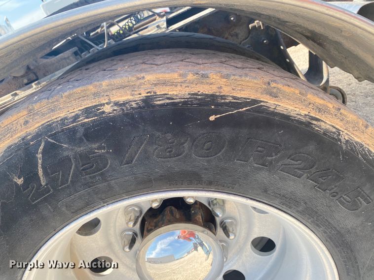 image for item HG9121 2003 International 9900i  semi truck