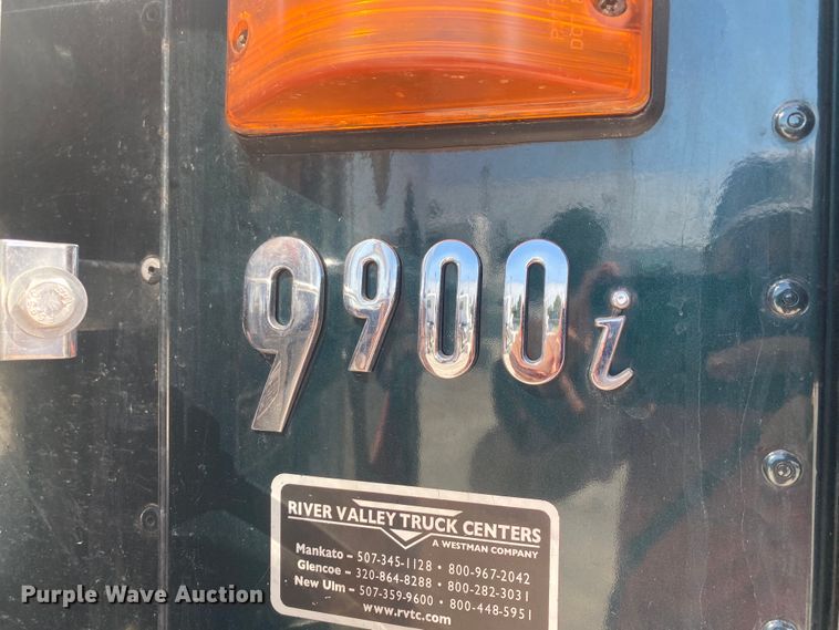 image for item HG9121 2003 International 9900i  semi truck