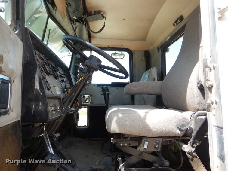 image for item HM9621 1992 Kenworth T400  semi truck