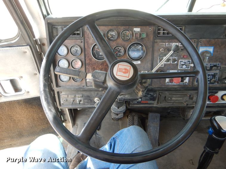 image for item HM9621 1992 Kenworth T400  semi truck