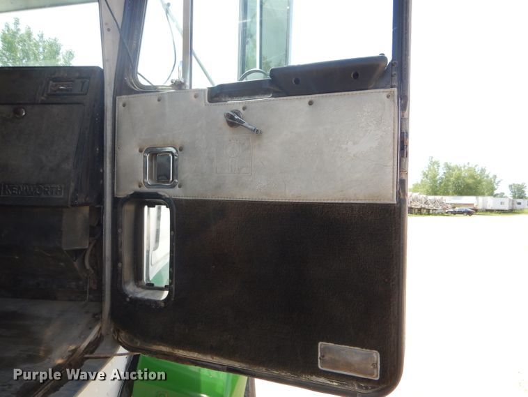 image for item HM9621 1992 Kenworth T400  semi truck