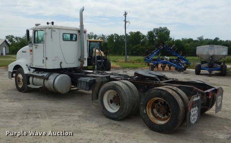 image for item HM9694 1995 International 9400  semi truck