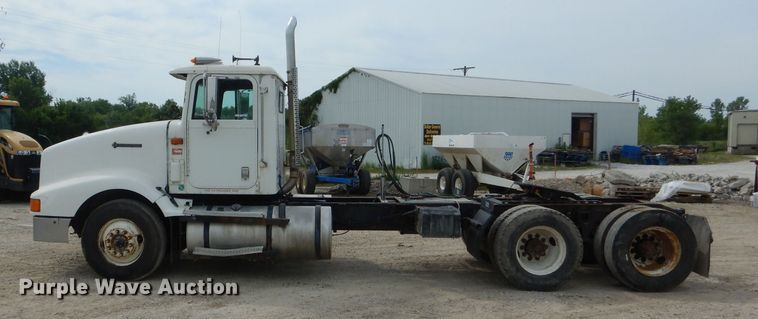 image for item HM9694 1995 International 9400  semi truck