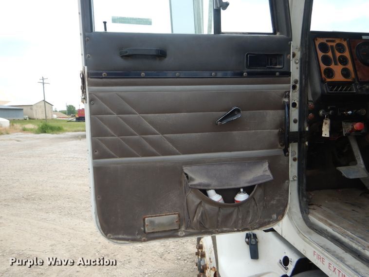 image for item HM9694 1995 International 9400  semi truck