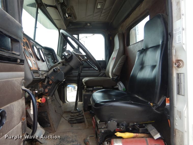 image for item HM9694 1995 International 9400  semi truck