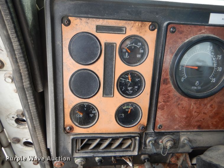 image for item HM9694 1995 International 9400  semi truck